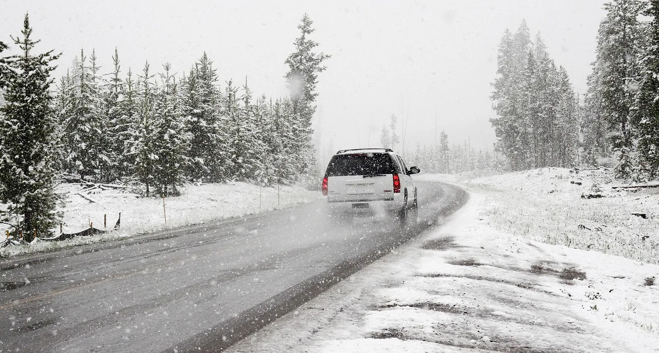 snow, road, suv, winter, car, vehicle, car wallpapers, drive, driving, road trip, nature, snowstorm, snowing, snowfall, conifers, coniferous, snow covered. Winter Moving Estimates Midwest: Triggers and Federal Limits