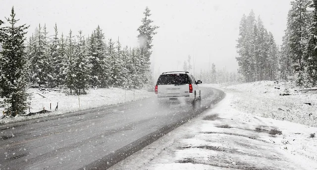 snow, road, suv, winter, car, vehicle, car wallpapers, drive, driving, road trip, nature, snowstorm, snowing, snowfall, conifers, coniferous, snow covered. Winter Moving Estimates Midwest: Triggers and Federal Limits