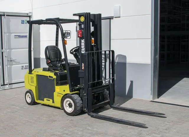 machine, forklift, logistics, transport, industry, warehouse, pallet loading fork, to lift, forklift, forklift, forklift, forklift, forklift. Setting up a moving company: the equipment checklist