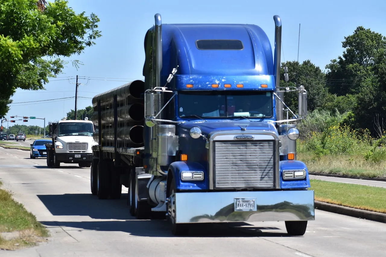 pipeline, plumbing, pipes, 18 wheeler, truck, construction, delivery, moving services, equipment, connection, copper, steel, tubing, pipe, nature, repair, water, electric blue, blue, road, highway, driving, long, haul, trees, energy. What a moving company needs to operate legally