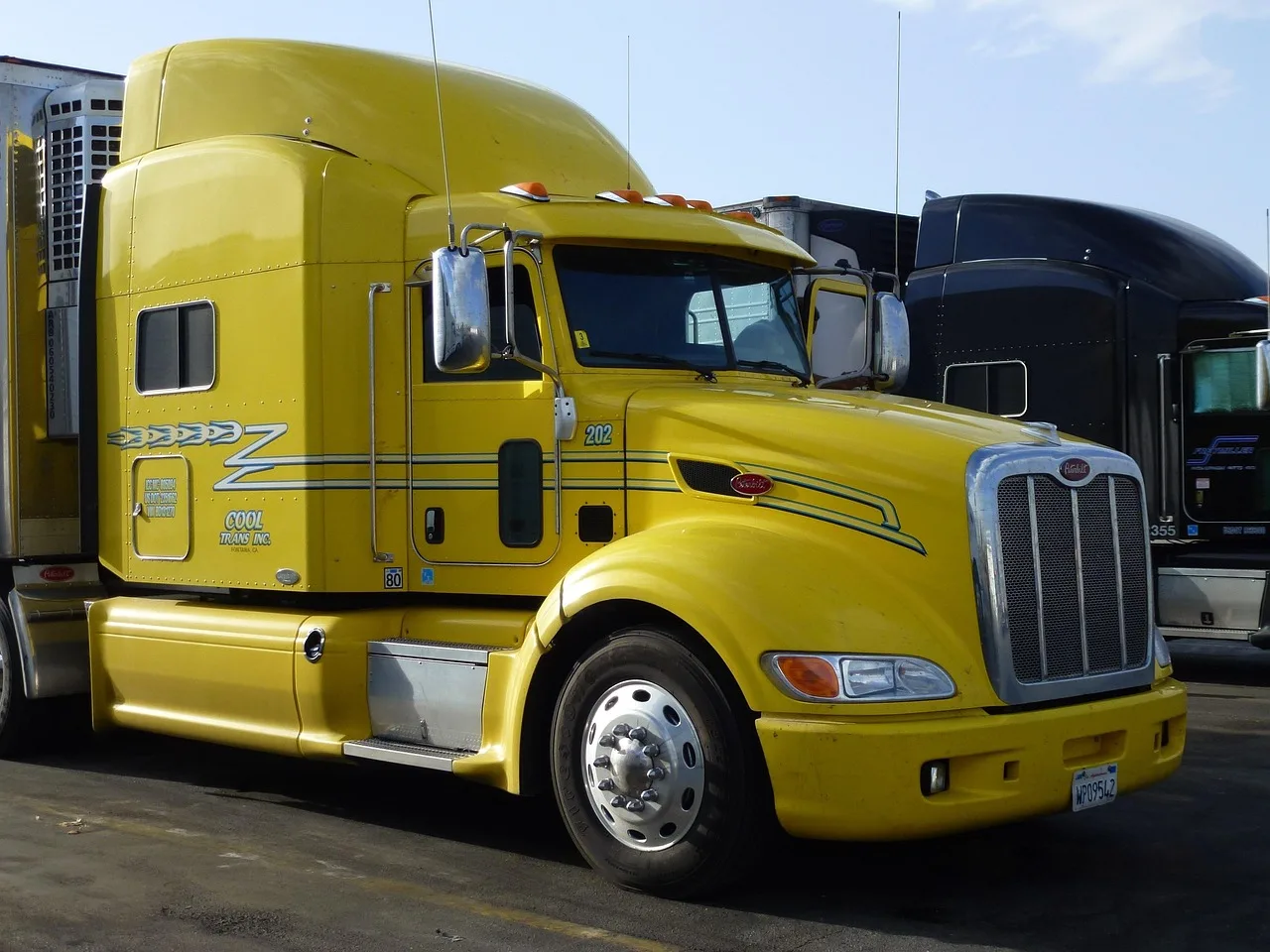 usa, transport, vehicle, truck, tractor, america, truck american, car park, yellow, truck, truck, truck, truck, truck. What Does a Moving Estimate Include for a US Household?